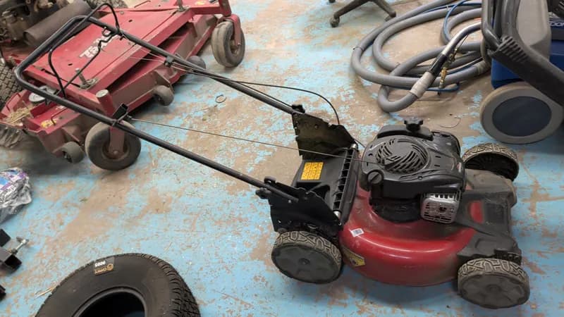 Toro Push Lawn Mower w/ Briggs & Stratton Engine, primary view