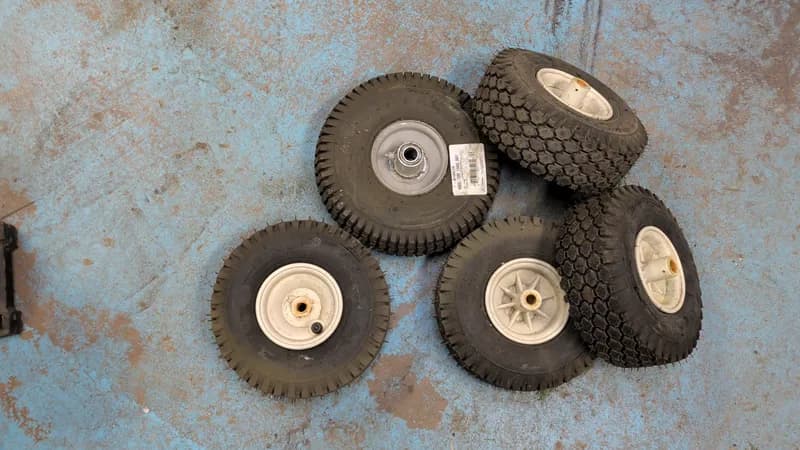 Lot of 5 Pneumatic Tires, primary view