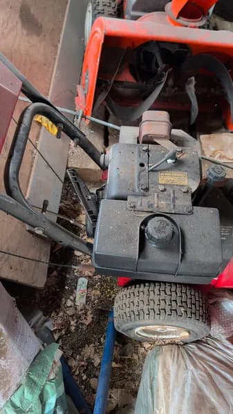 Dual Stage Snow Thrower Model 825, detail view