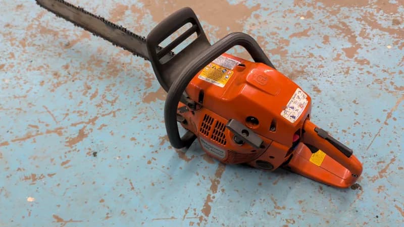 Husqvarna 460 Rancher Chainsaw, detail view