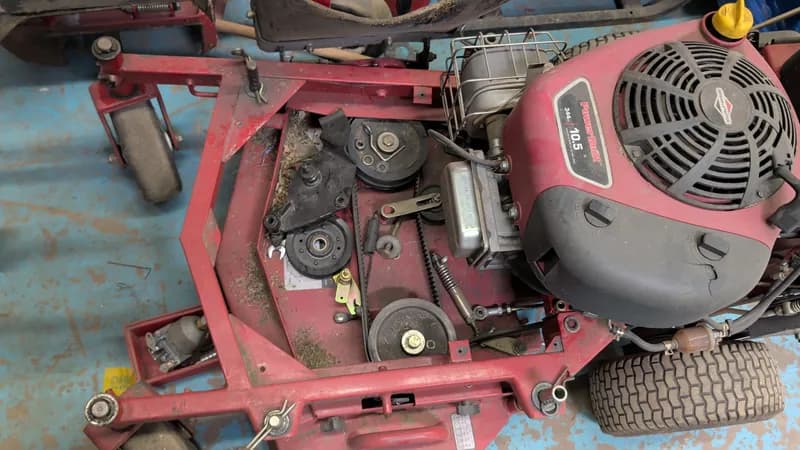 Briggs & Stratton 10.5 HP Riding Lawn Mower Deck, side view