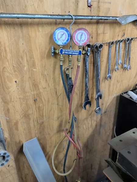 Yellow Jacket Test and Charging Manifold Gauge Set, detail view