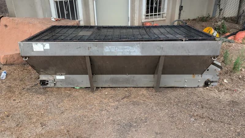 SaltDogger Flatbed Trailer w/ Mesh Top Grate, detail view