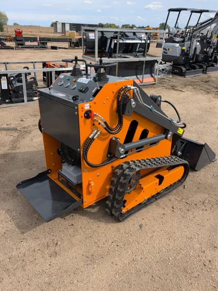 LandHonor LHR-T460S2 Skid Steer Loader 23HP, interior view