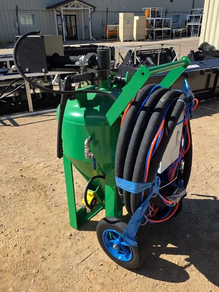 Industrial Portable Sandblasting Unit, side view