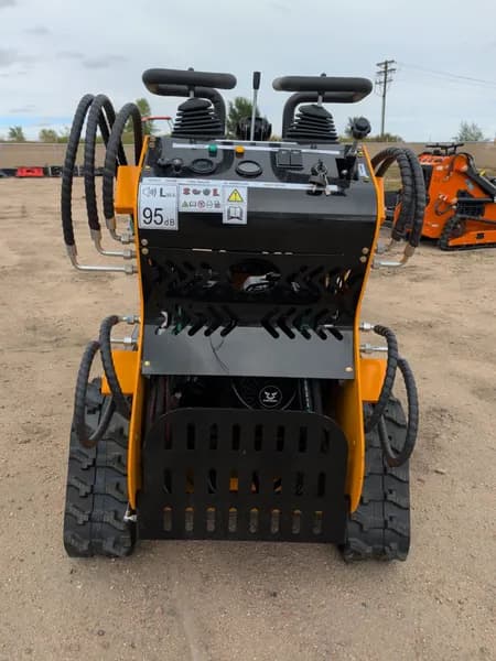 J360 Skid Steer Loader Crawler Type 10kW Gasoline, detail view