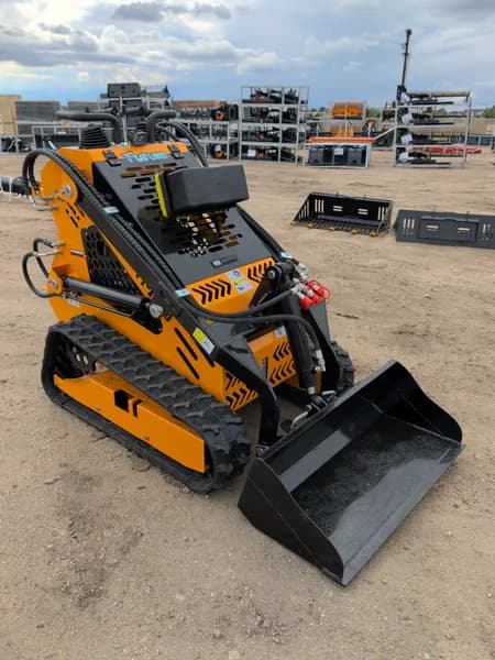 J360 Skid Steer Loader Crawler Type 10kW Gasoline, close-up view