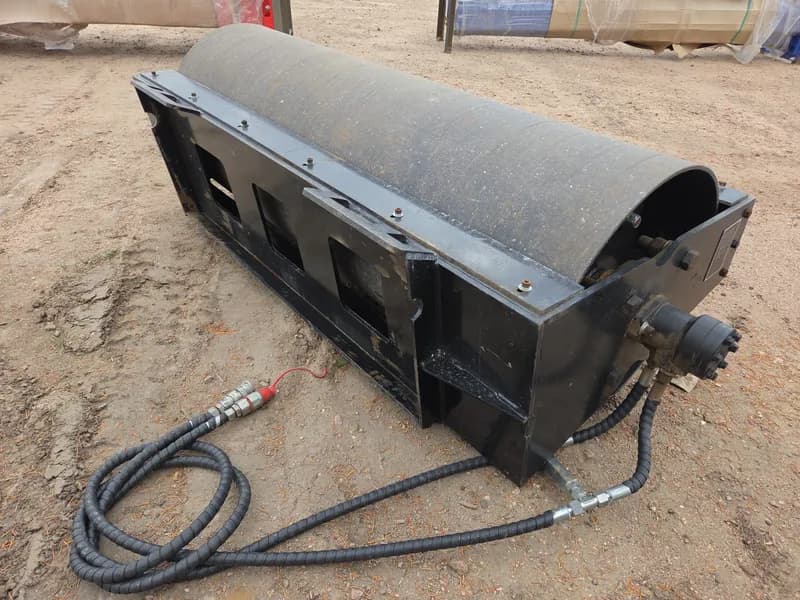 GIYI GY-VR59 Universal Skid Steer Quick-Attach, Vibratory Function Not Working, rear view
