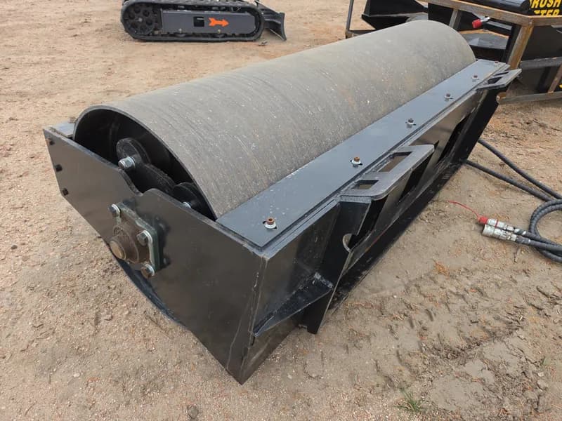GIYI GY-VR59 Universal Skid Steer Quick-Attach, Vibratory Function Not Working, detail view