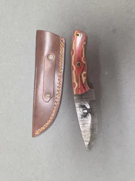 Lot of 2 Fixed Blade Knives w/ Leather Sheaths, Dagger & Drop-Point, detail view